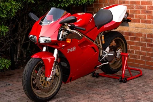DUCATI 748 8700 miles  IN BEAUTIFUL CONDITION - Picture 1 of 15
